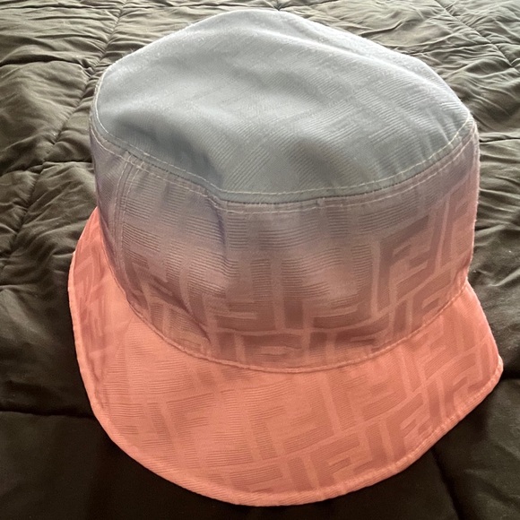 Fendi bucket hat
100% authentic - Picture 2 of 2